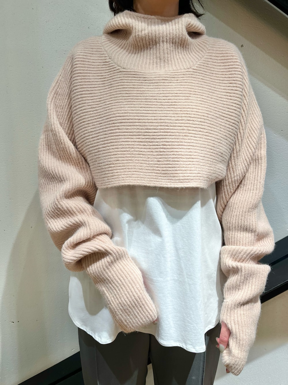 ピンク系のニット/セーター、ホワイト系のTシャツ/カットソー、パープル系のエコバッグ/サブバッグを着用したレディースの冬コーディネートの2枚目の写真