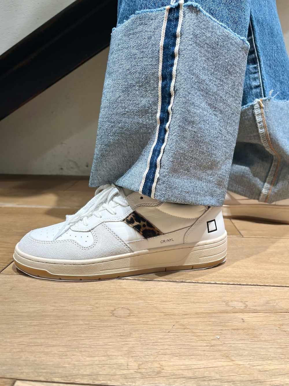 ホワイト系のトートバッグ、グレー系のブルゾン、ブルー系のデニムパンツを着用したレディースの春コーディネートの5枚目の写真