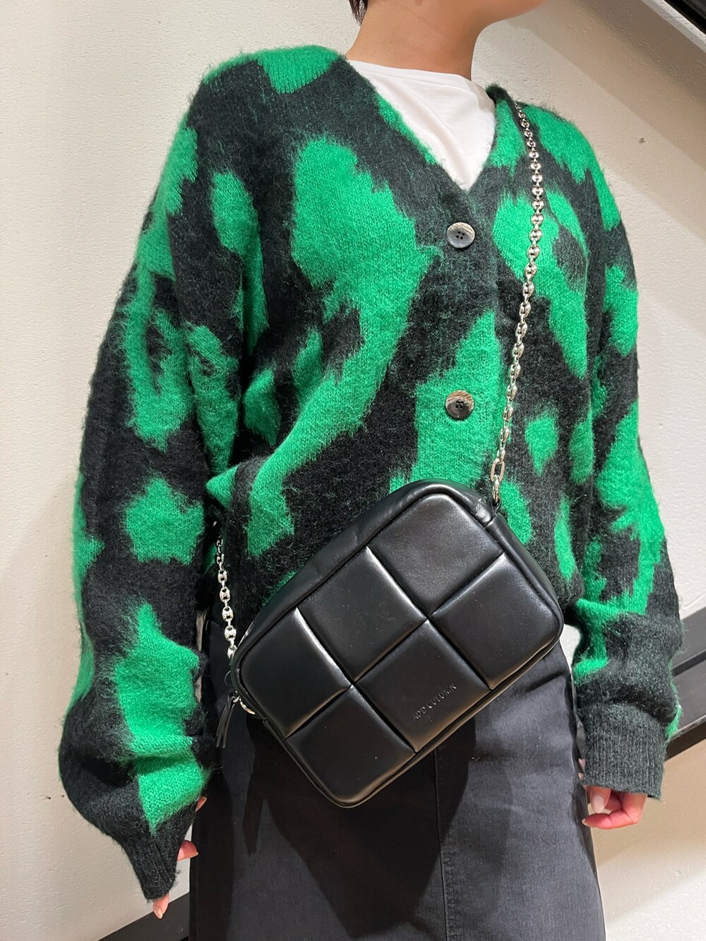 ブラック系のショルダーバッグ、ブラック系のカーディガン/ボレロ、ブラック系のスカートを着用したレディースの秋コーディネートの2枚目の写真