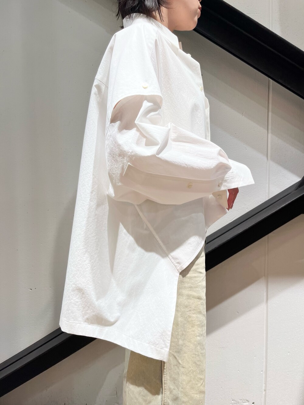 ブラック系のシャツ/ブラウスを着用したレディースの夏コーディネートの3枚目の写真