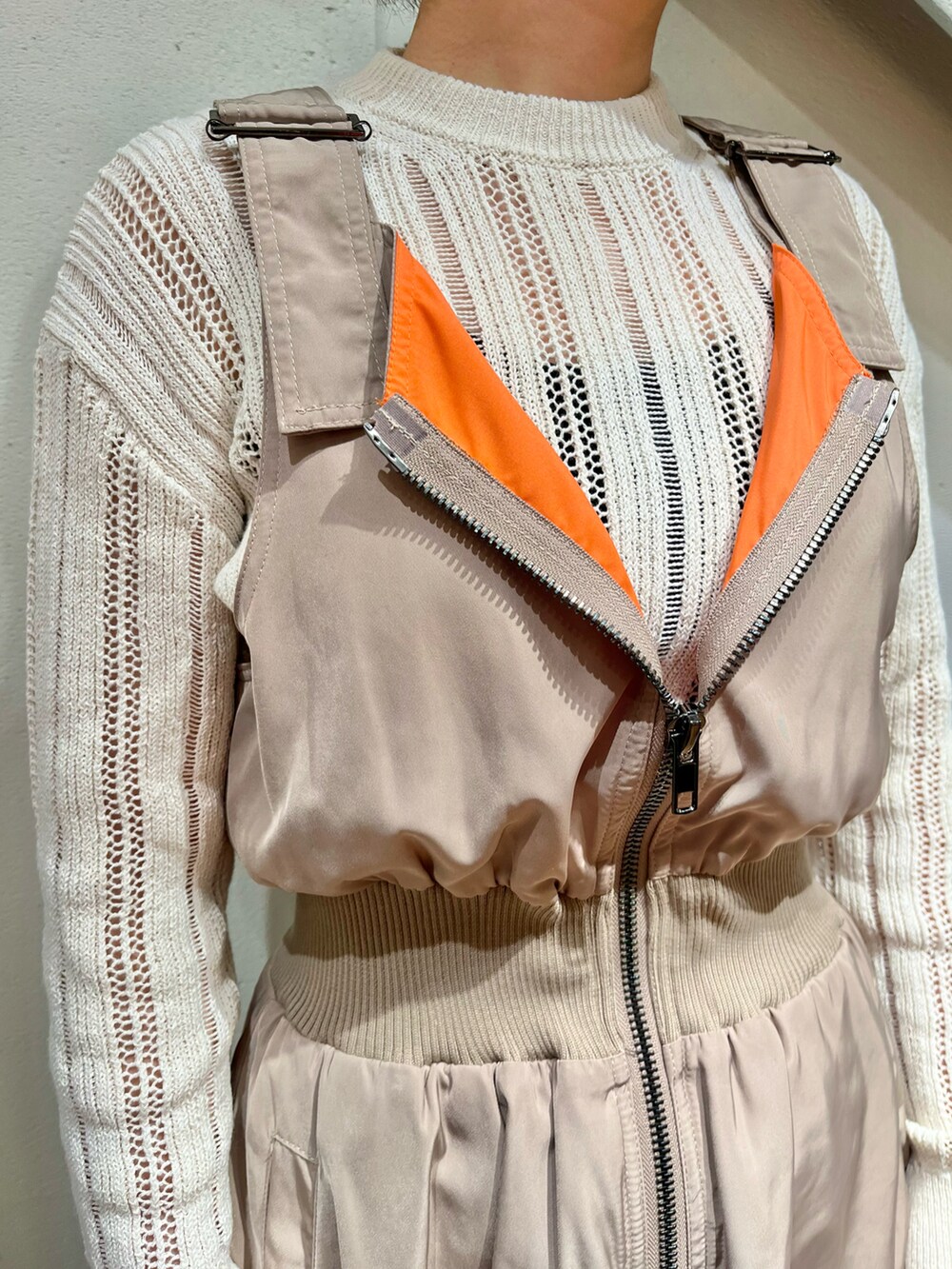 ブルー系のジャケット/アウター、ベージュ系のワンピース、オレンジ系のブーツを着用したレディースの冬コーディネートの4枚目の写真