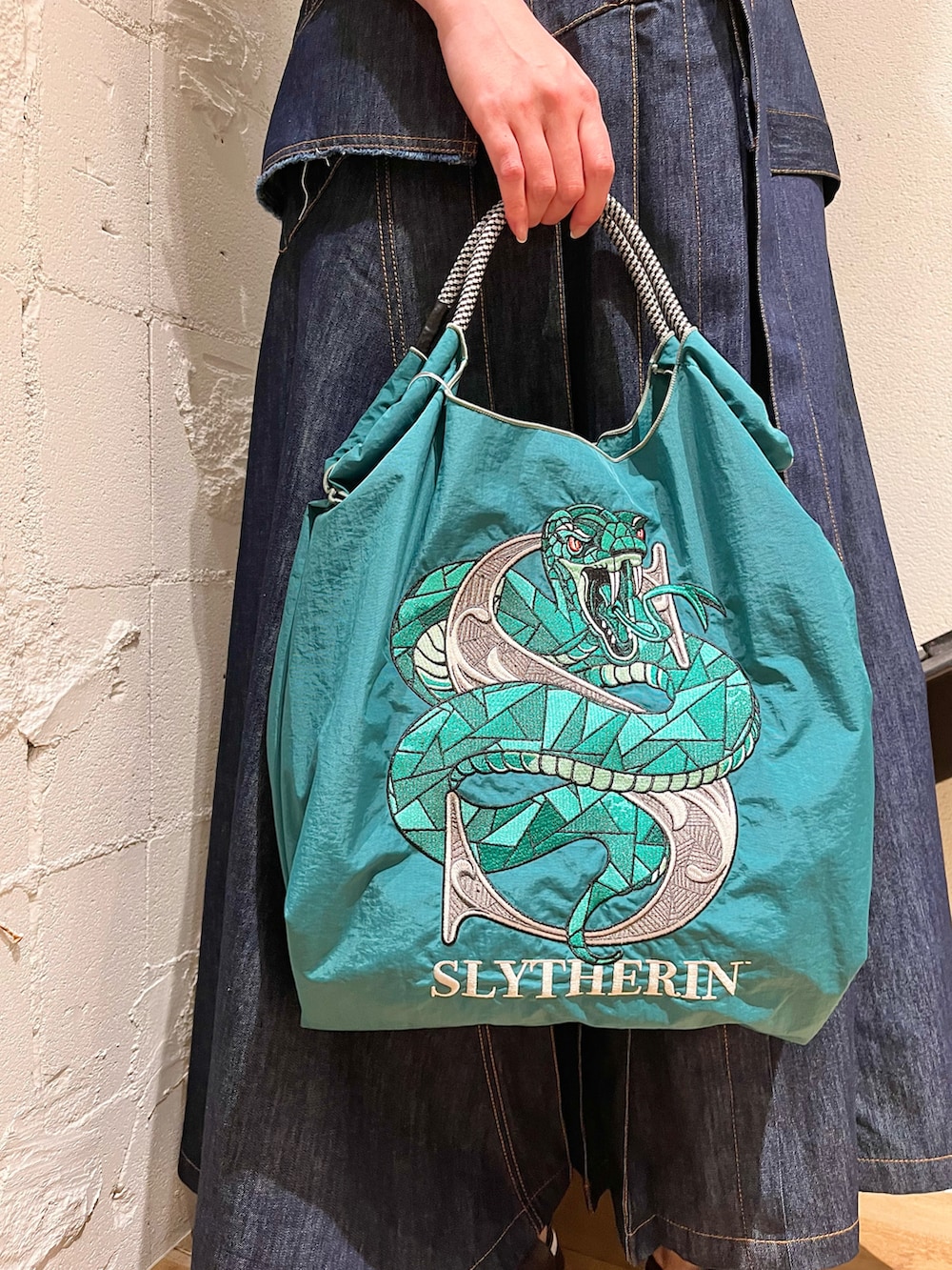 ホワイト系のTシャツ/カットソー、グリーン系のエコバッグ/サブバッグ、ブラック系のサンダルを着用したレディースの夏コーディネートの3枚目の写真