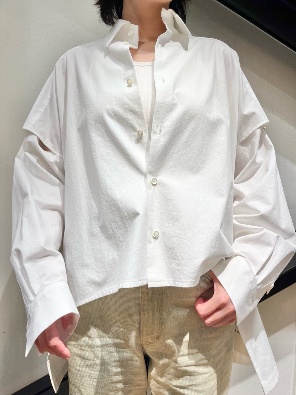 ブラック系のシャツ/ブラウスを着用したレディースの夏コーディネートの2枚目の写真