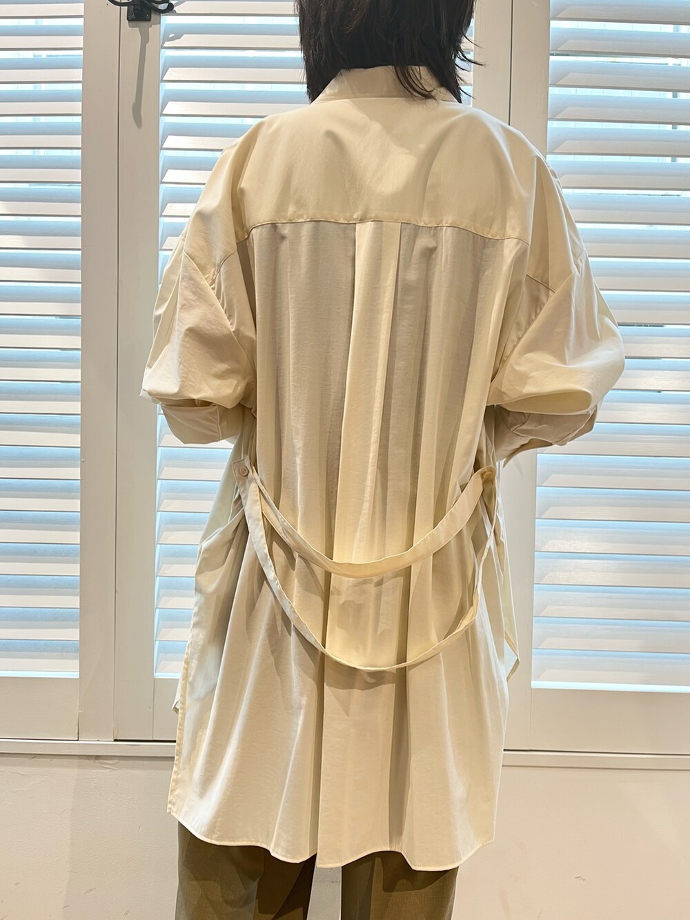 ホワイト系のシャツ/ブラウス、ベージュ系のその他パンツ、ブラック系のタンクトップを着用したレディースの春コーディネートの2枚目の写真