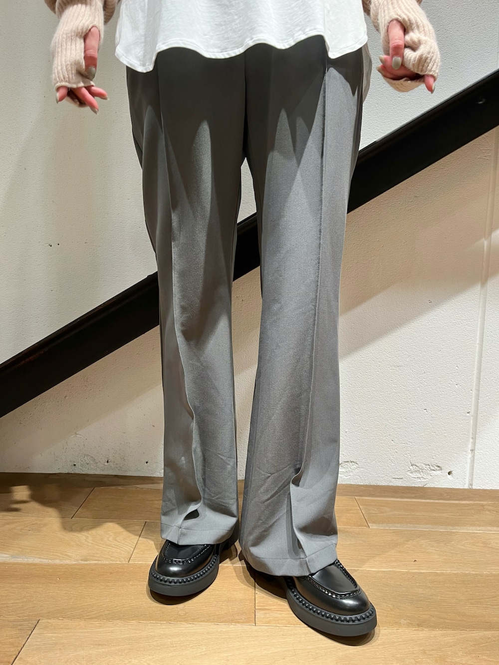 ピンク系のニット/セーター、ホワイト系のTシャツ/カットソー、パープル系のエコバッグ/サブバッグを着用したレディースの冬コーディネートの4枚目の写真