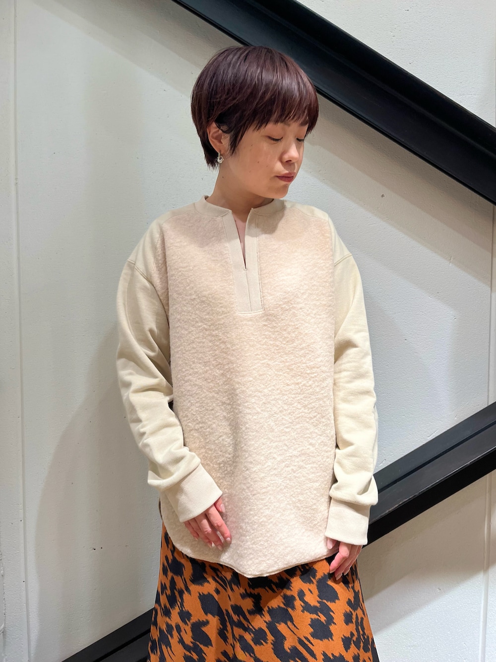 ホワイト系のその他アウター、ホワイト系のトップス、ブラウン系のスカートを着用したレディースの冬コーディネートの3枚目の写真