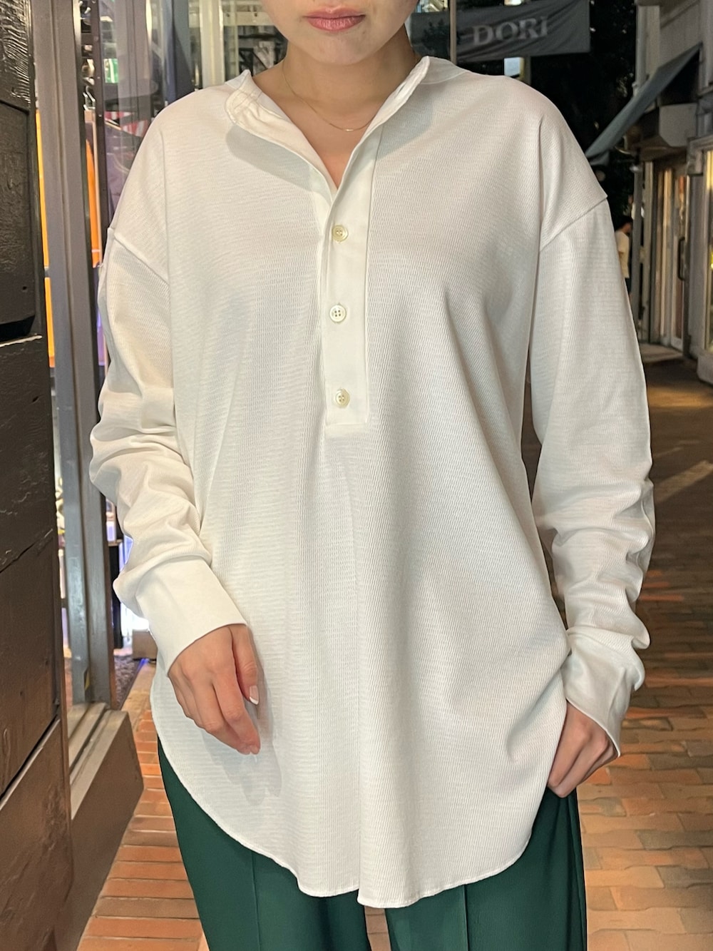 ホワイト系のTシャツ/カットソー、ブラウン系のショルダーバッグ、グリーン系のパンツを着用したレディースの夏コーディネートの2枚目の写真