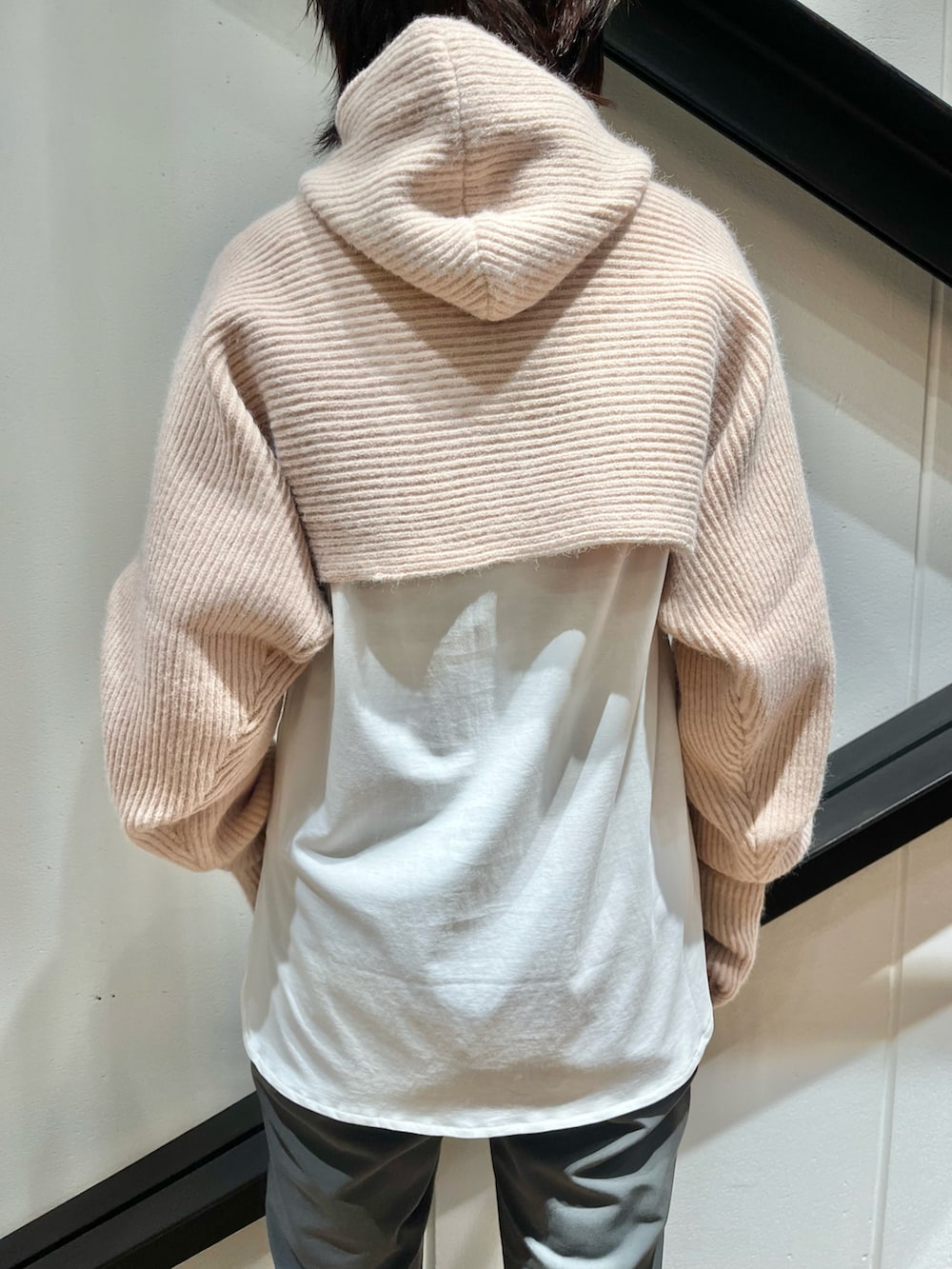 ピンク系のニット/セーター、ホワイト系のTシャツ/カットソー、パープル系のエコバッグ/サブバッグを着用したレディースの冬コーディネートの3枚目の写真