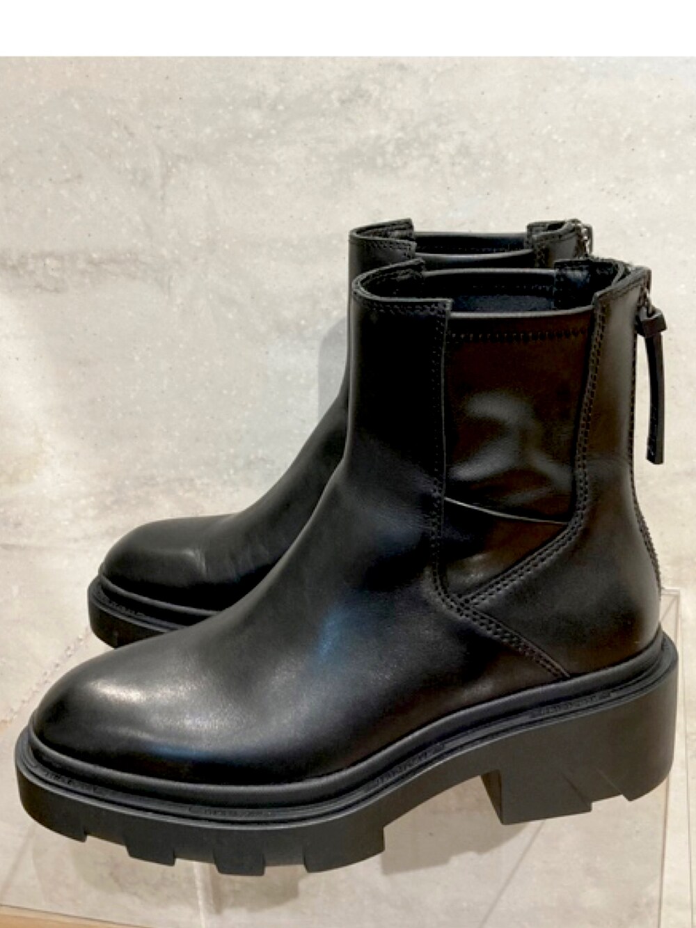 ブラック系のトートバッグ、ベージュ系のジャケット/アウター、ブラック系のワンピースを着用したレディースの秋コーディネートの3枚目の写真