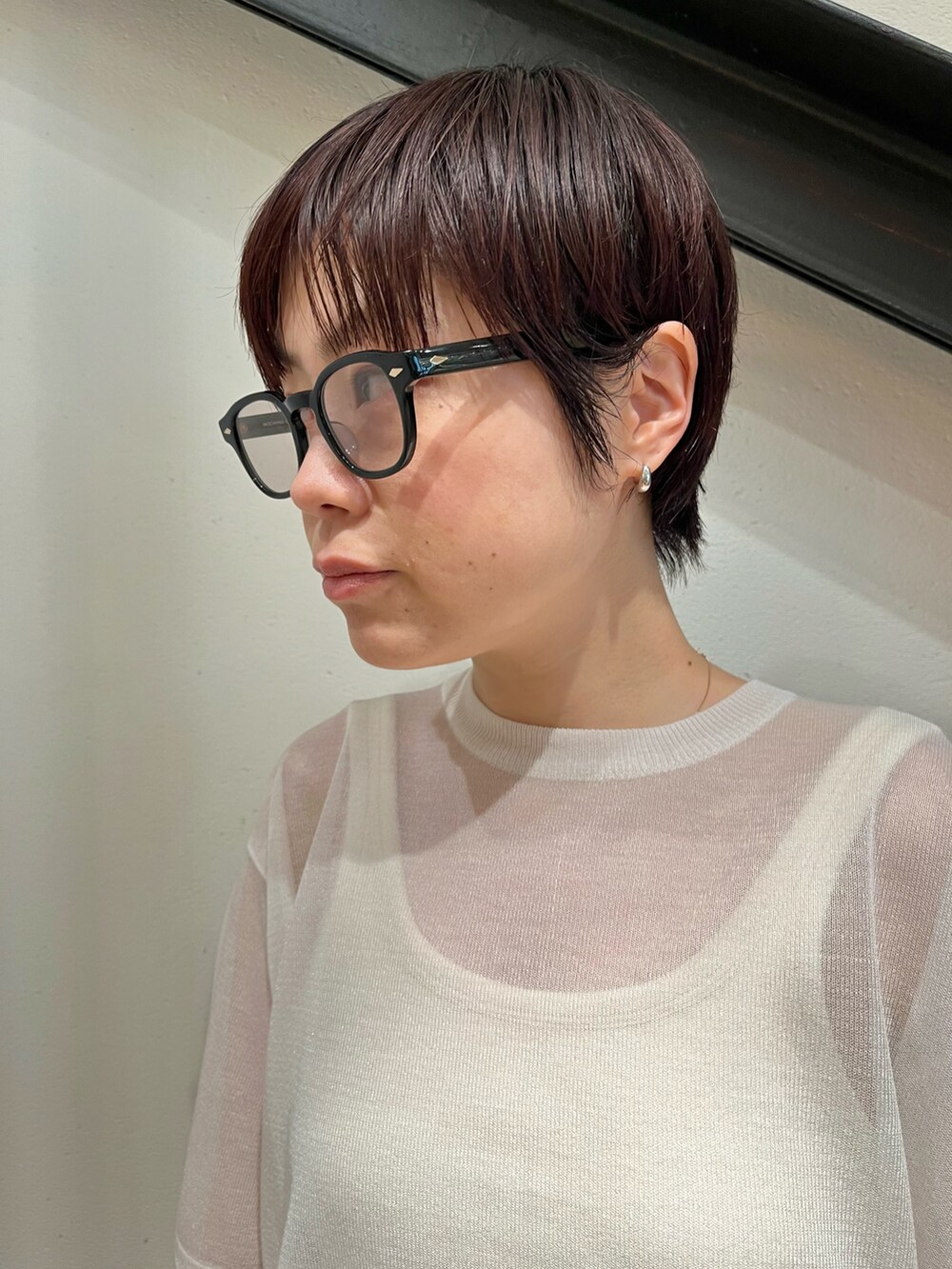 ホワイト系のニット/セーター、グリーン系のその他パンツ、ブラック系のサンダルを着用したレディースの夏コーディネートの5枚目の写真