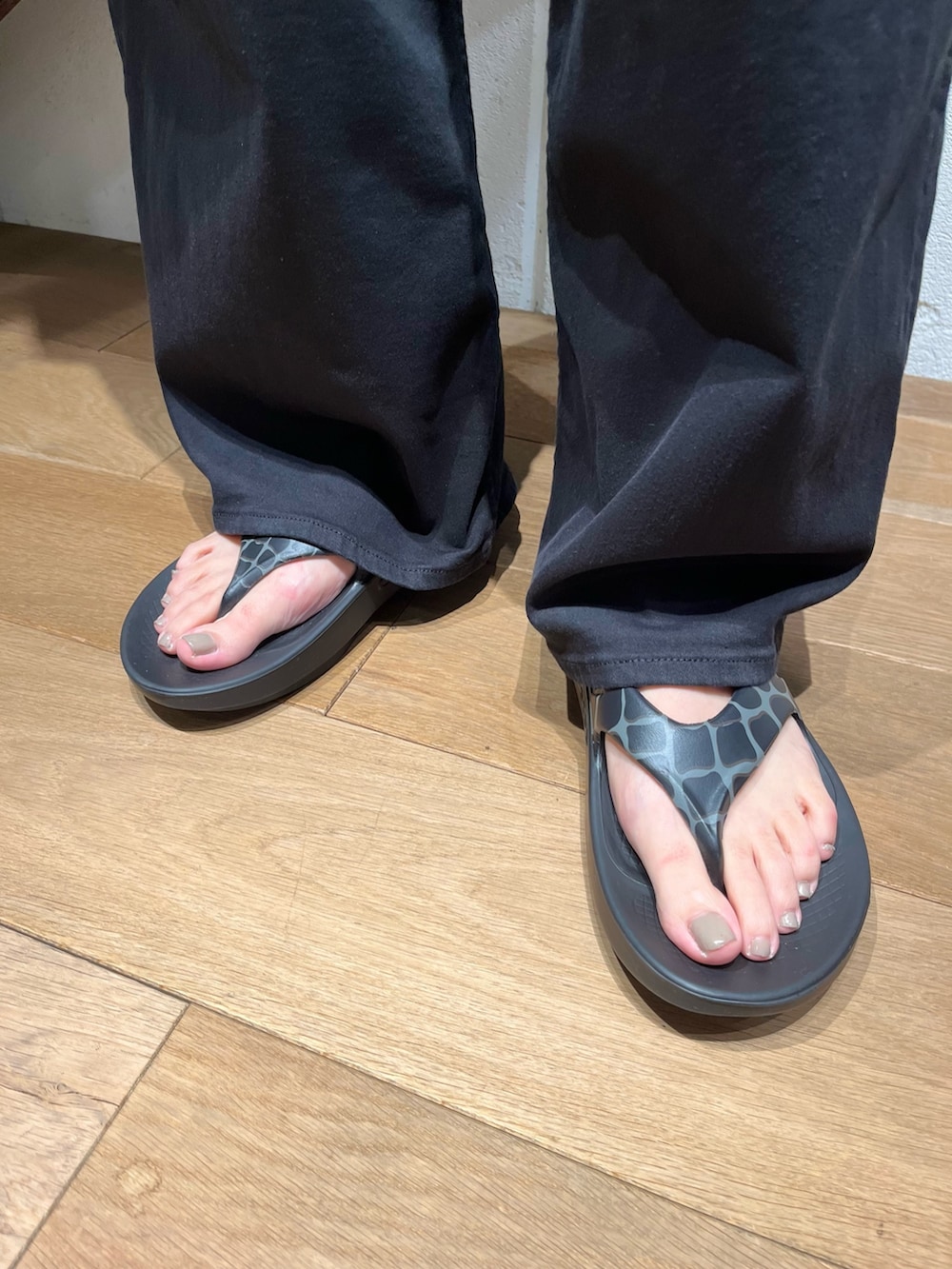 ベージュ系のTシャツ/カットソー、ブラック系のサンダル、ブラック系のデニムパンツを着用したレディースの夏コーディネートの4枚目の写真