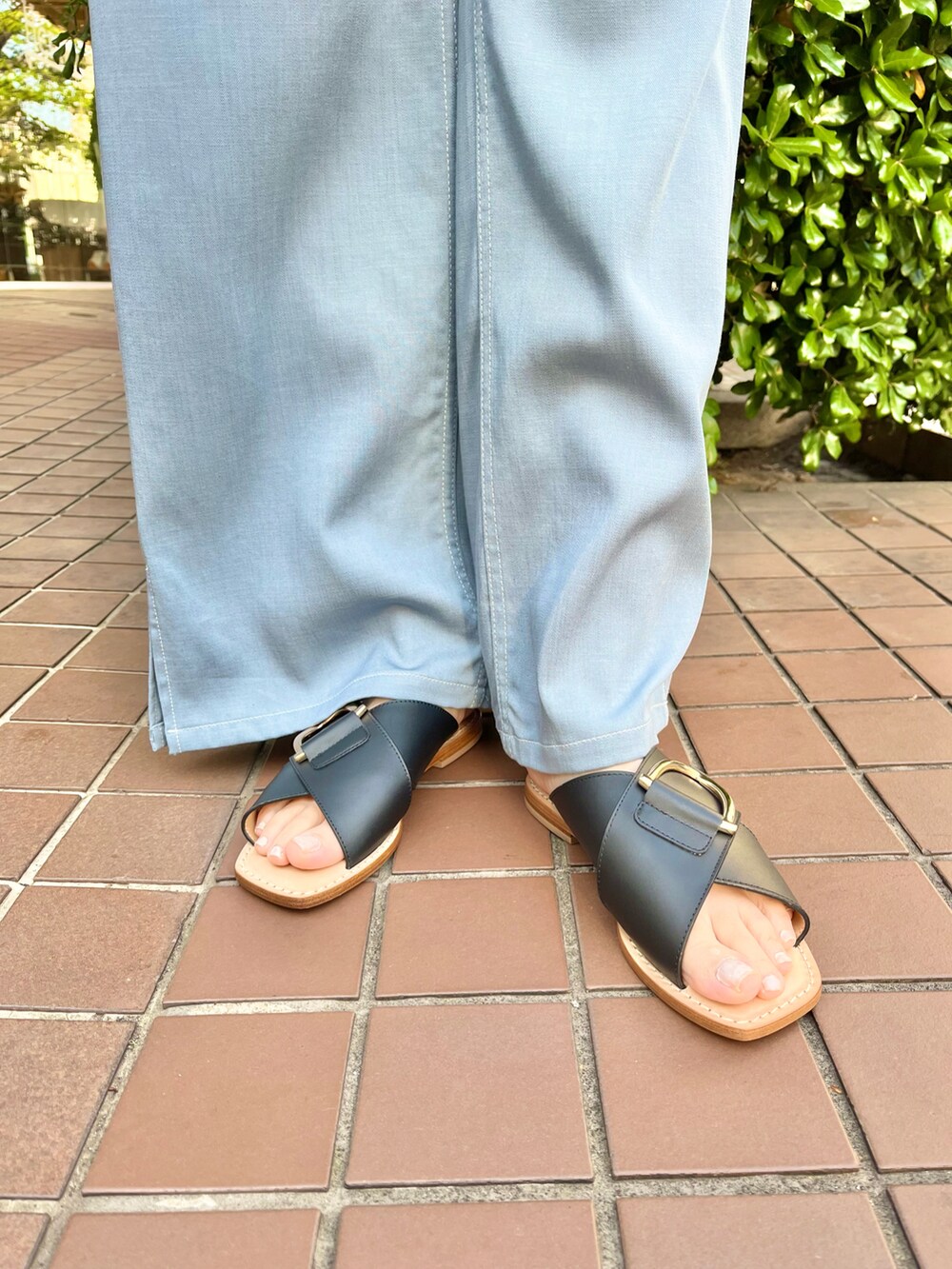 ホワイト系のシャツ/ブラウス、ホワイト系のショルダーバッグ、ブルー系のパンツを着用したレディースの春コーディネートの5枚目の写真