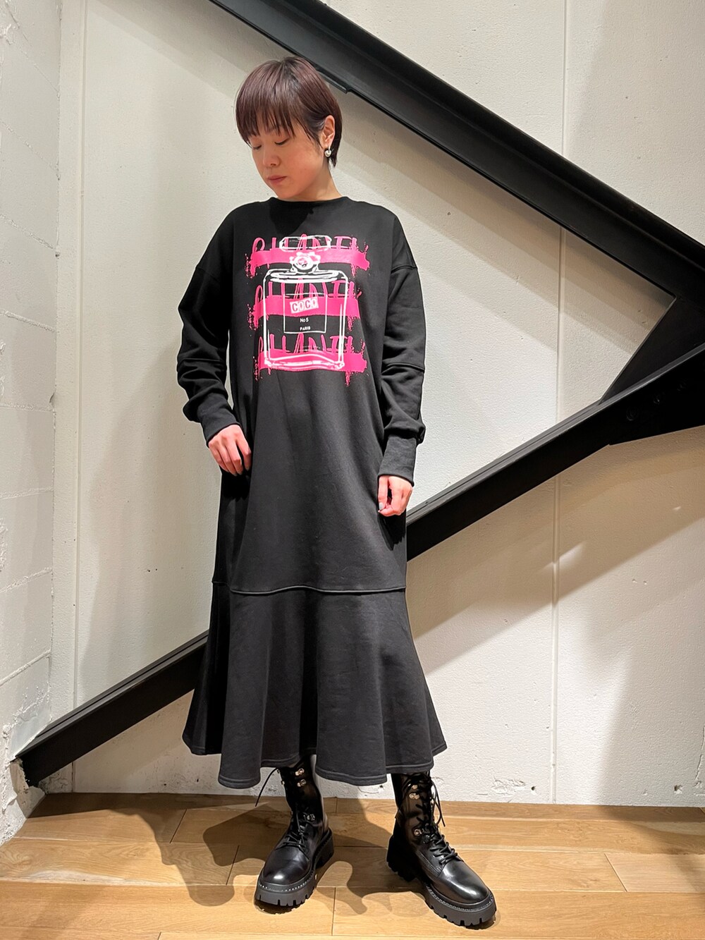 ブラック系のその他アウター、ブラック系のワンピース、ブラック系のブーツを着用したレディースの冬コーディネートの2枚目の写真