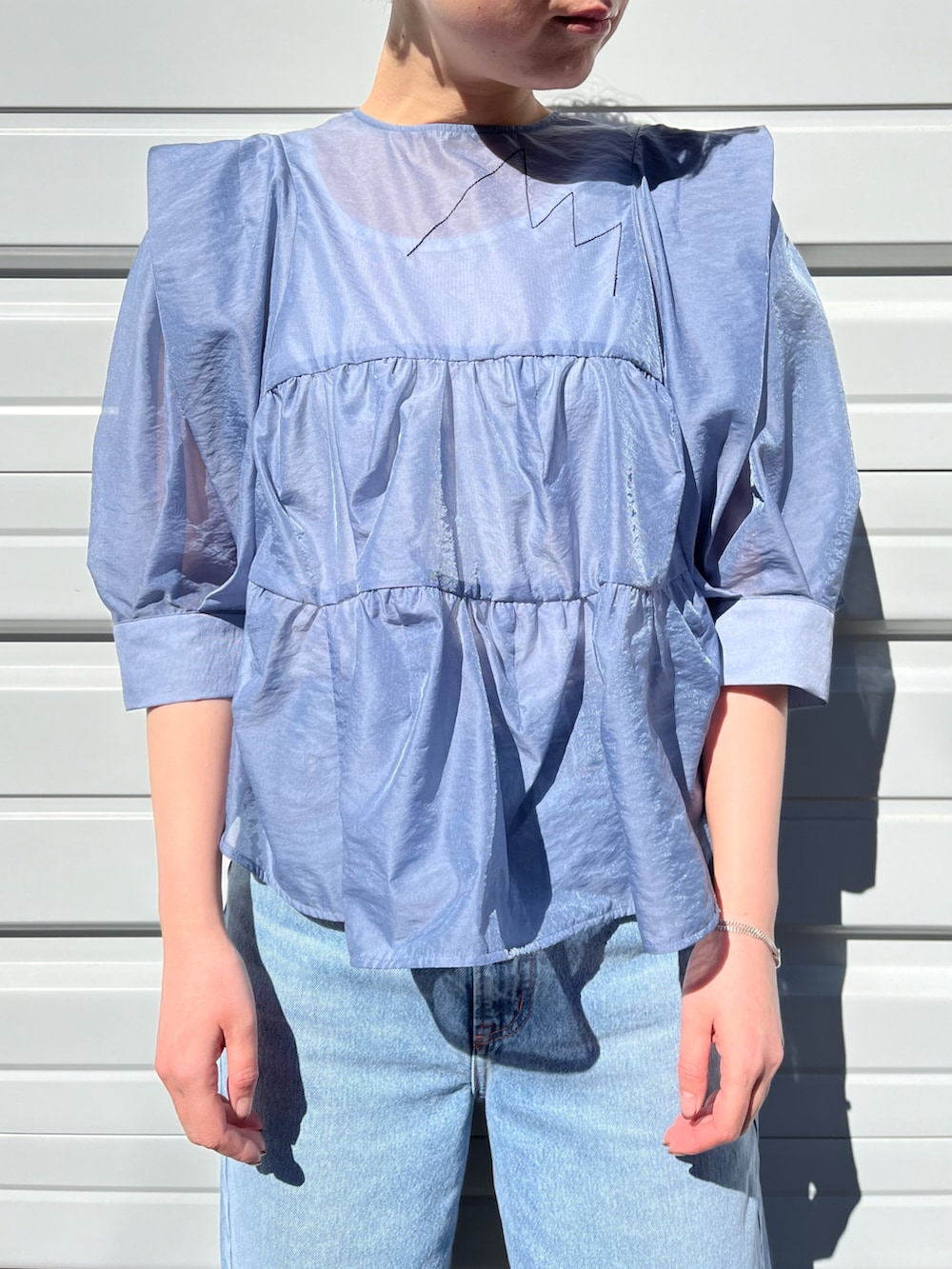 ホワイト系のハンドバッグ、その他のデニムパンツ、ホワイト系のジャケット/アウターを着用したレディースの春コーディネートの4枚目の写真