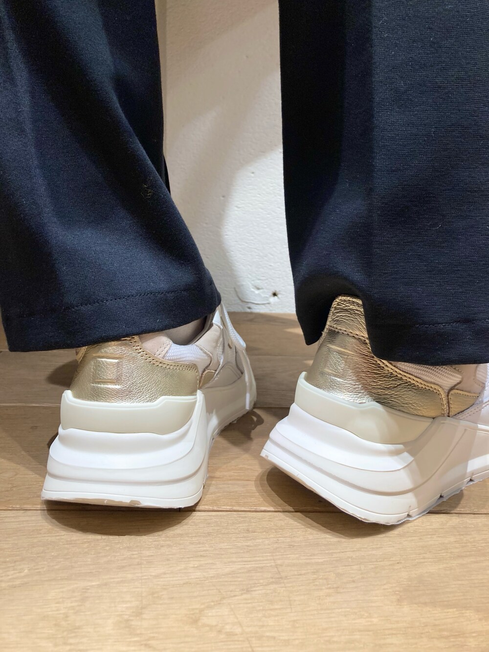 ホワイト系のニット/セーター、ベージュ系のベスト、ブラック系のパンツを着用したレディースの冬コーディネートの5枚目の写真