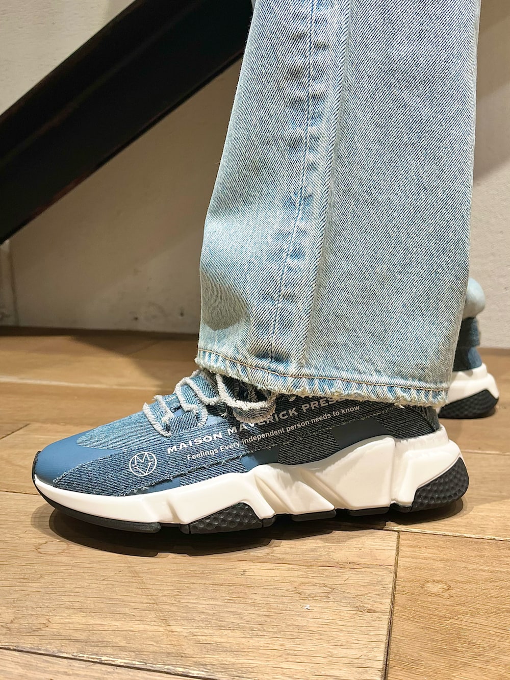 グレー系のショルダーバッグ、ブルー系のスウェット、ブルー系のデニムパンツを着用したレディースの春コーディネートの5枚目の写真