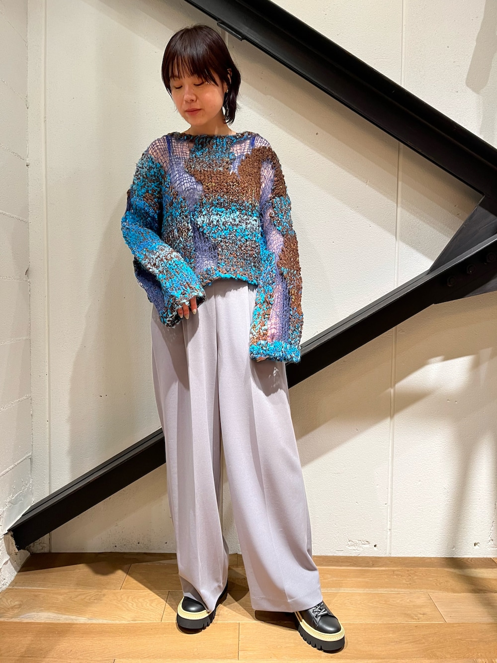 ベージュ系のMA-1、ブルー系のニット/セーター、グレー系のパンツを着用したレディースの秋コーディネートの3枚目の写真