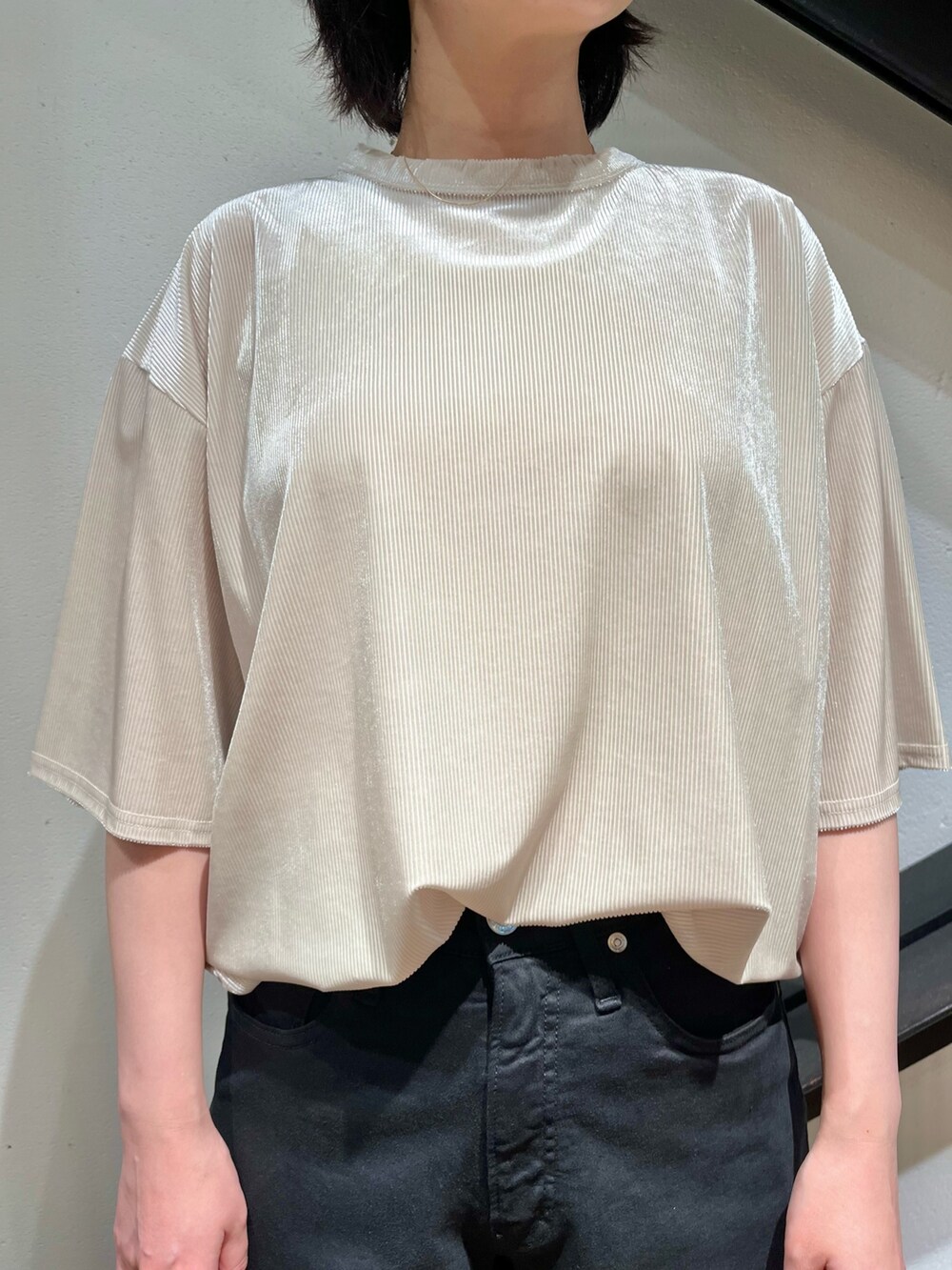 ベージュ系のTシャツ/カットソー、ブラック系のサンダル、ブラック系のデニムパンツを着用したレディースの夏コーディネートの2枚目の写真