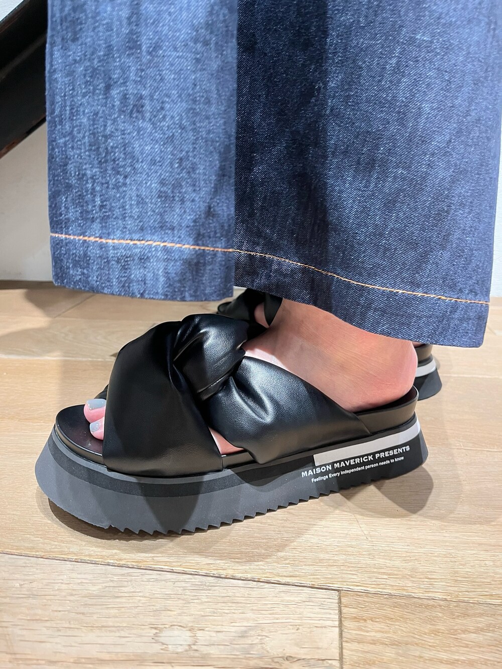 ホワイト系のTシャツ/カットソー、グリーン系のエコバッグ/サブバッグ、ブラック系のサンダルを着用したレディースの夏コーディネートの4枚目の写真