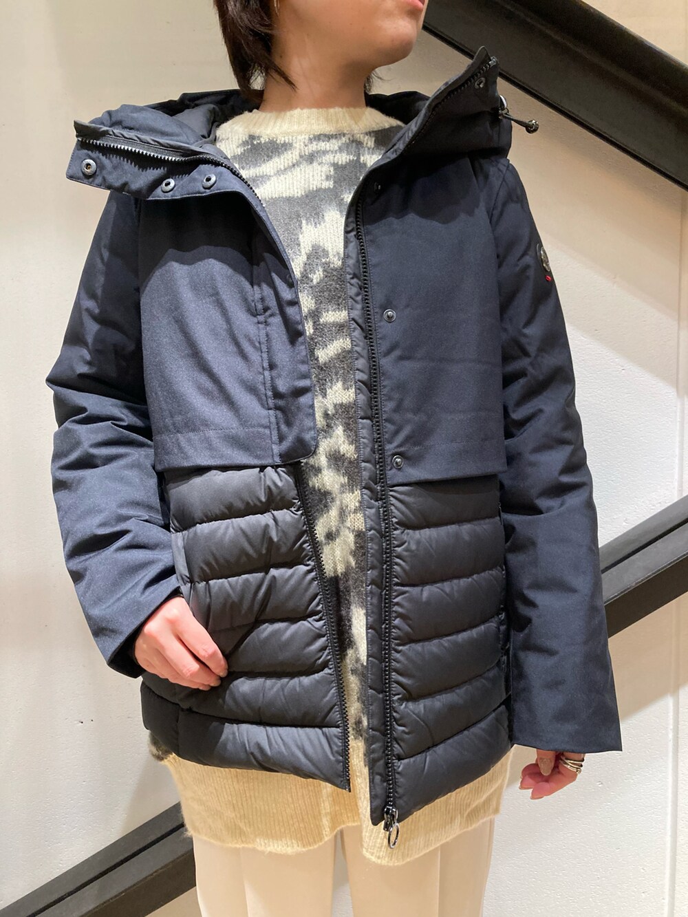 ブラック系のその他アウター、その他のニット/セーター、ホワイト系のその他パンツを着用したレディースの秋コーディネートの2枚目の写真