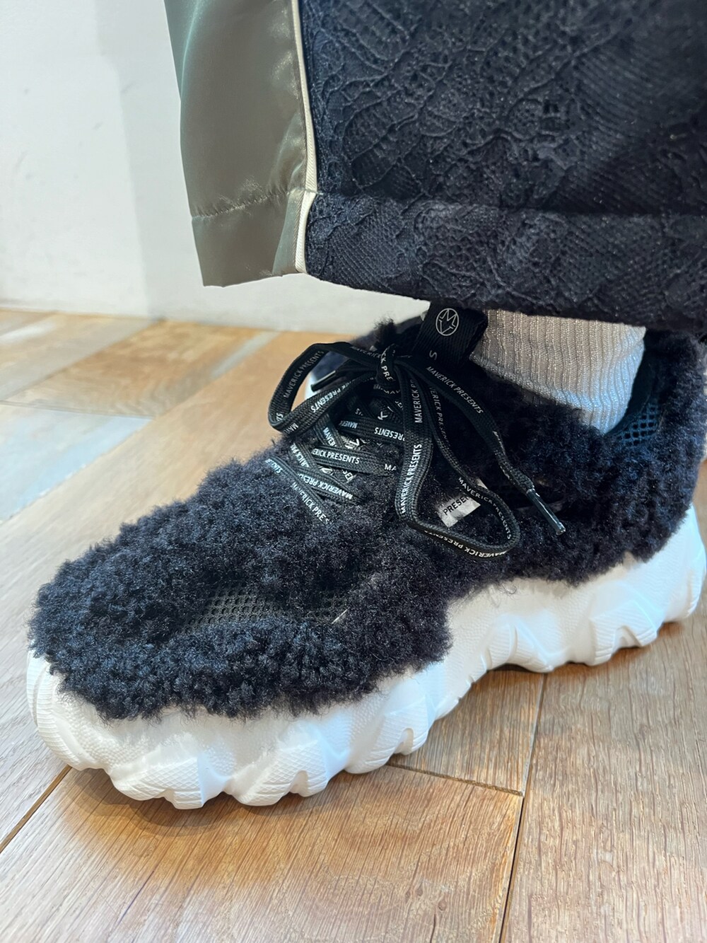 グリーン系のTシャツ/カットソー、グリーン系のスカート、ブラック系のスニーカーを着用したレディースの秋コーディネートの4枚目の写真