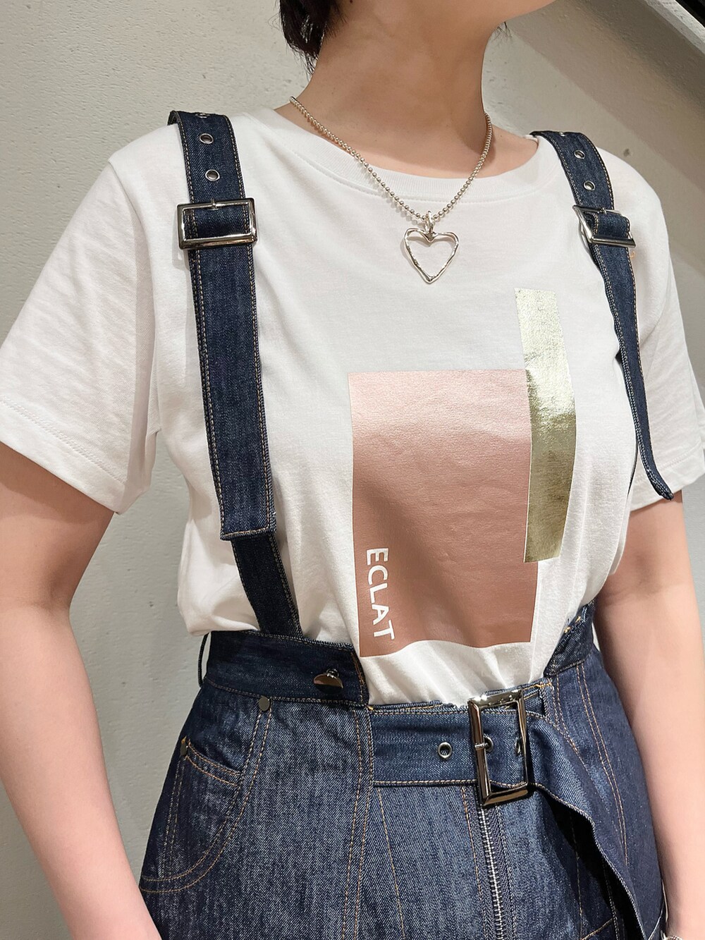ホワイト系のTシャツ/カットソー、グリーン系のエコバッグ/サブバッグ、ブラック系のサンダルを着用したレディースの夏コーディネートの2枚目の写真