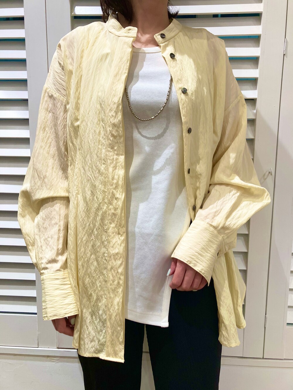 イエロー系のシャツ/ブラウス、ホワイト系のタンクトップ、ブラック系のその他パンツを着用したレディースの春コーディネートの2枚目の写真