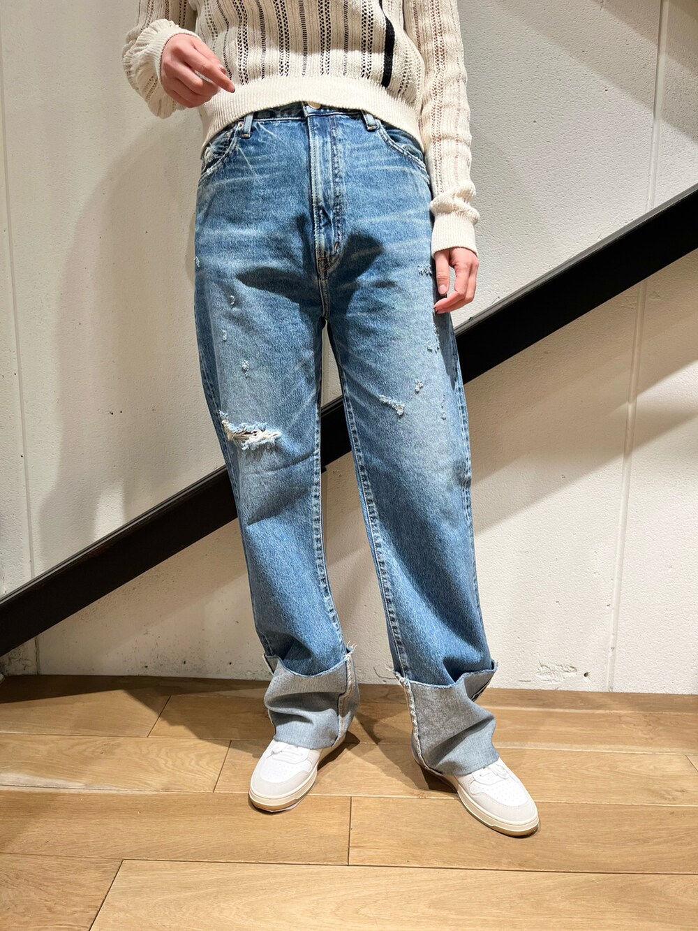 ホワイト系のトートバッグ、グレー系のブルゾン、ブルー系のデニムパンツを着用したレディースの春コーディネートの4枚目の写真