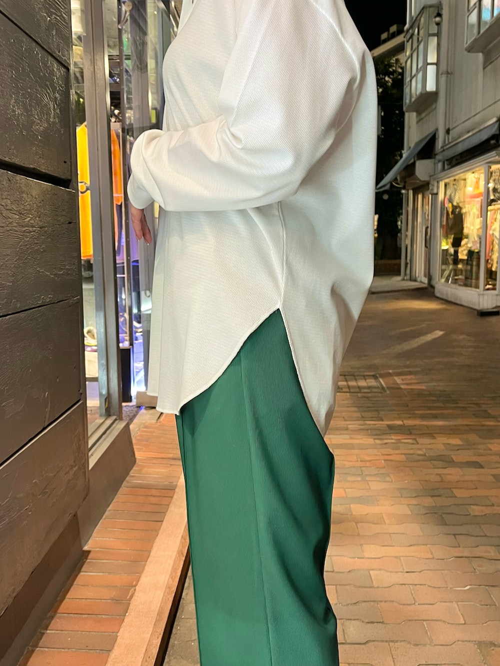 ホワイト系のTシャツ/カットソー、ブラウン系のショルダーバッグ、グリーン系のパンツを着用したレディースの夏コーディネートの3枚目の写真