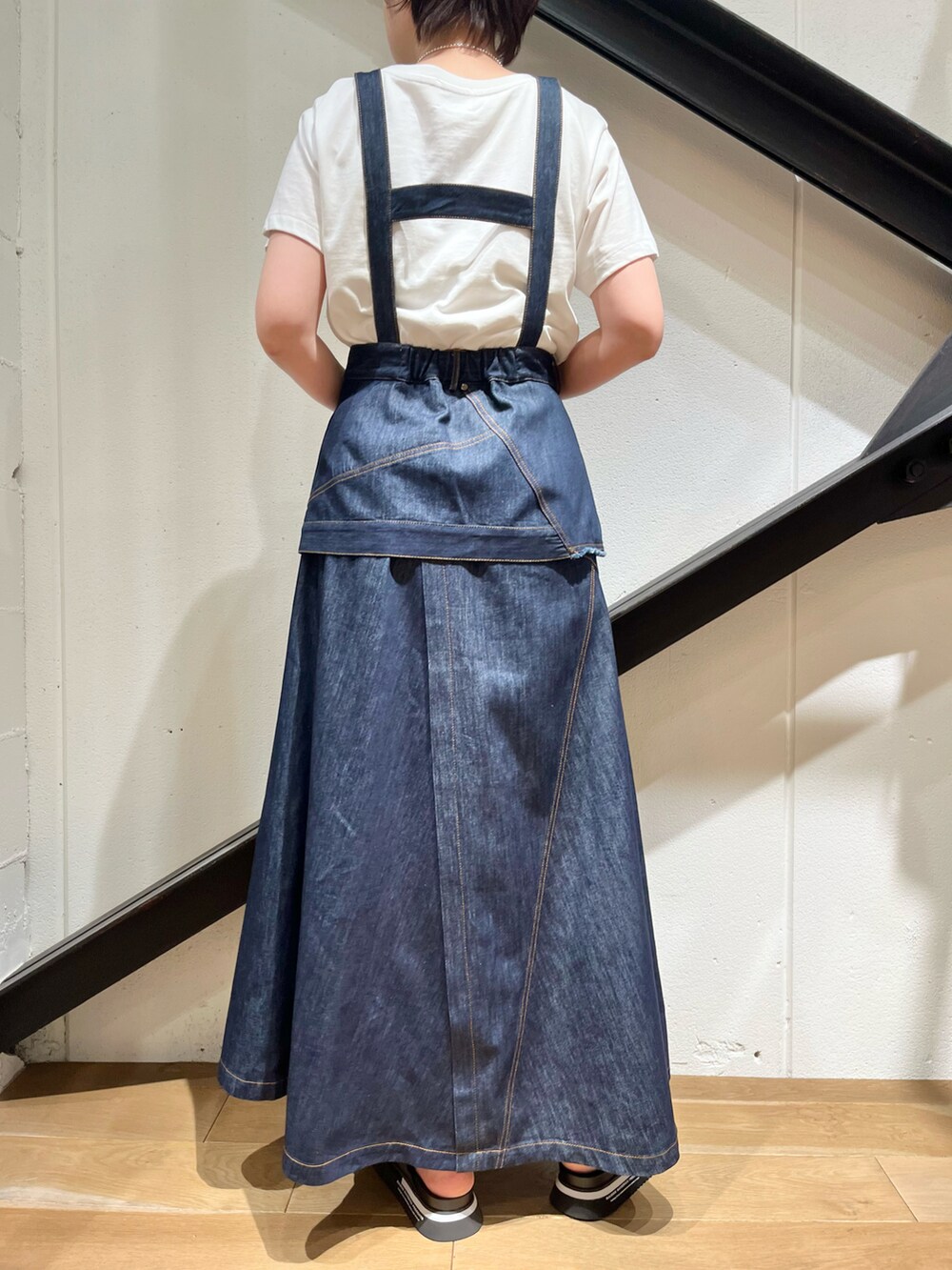 ホワイト系のTシャツ/カットソー、グリーン系のエコバッグ/サブバッグ、ブラック系のサンダルを着用したレディースの夏コーディネートの5枚目の写真