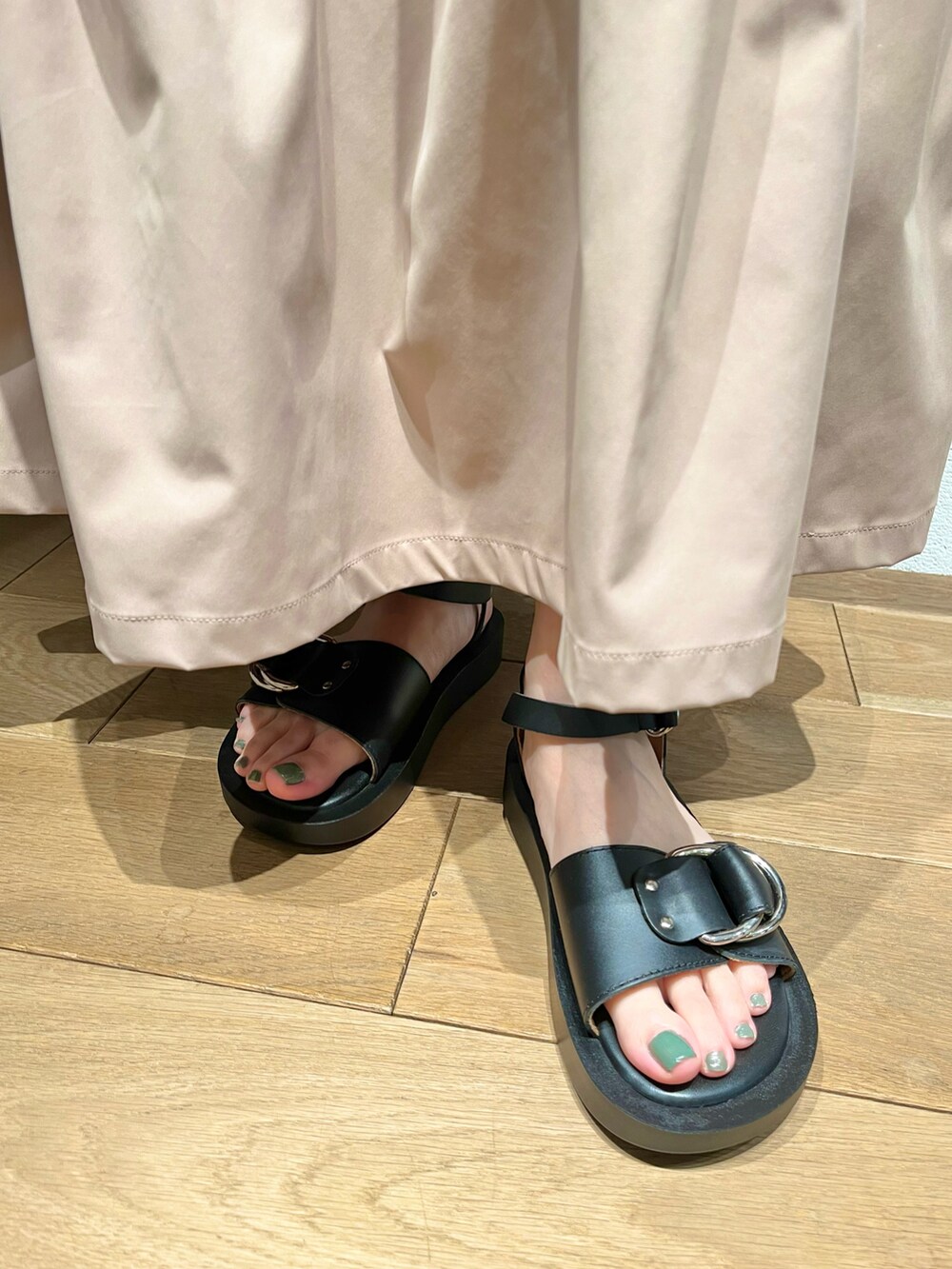 イエロー系のトートバッグ、グレー系のTシャツ/カットソー、ベージュ系のスカートを着用したレディースの夏コーディネートの5枚目の写真