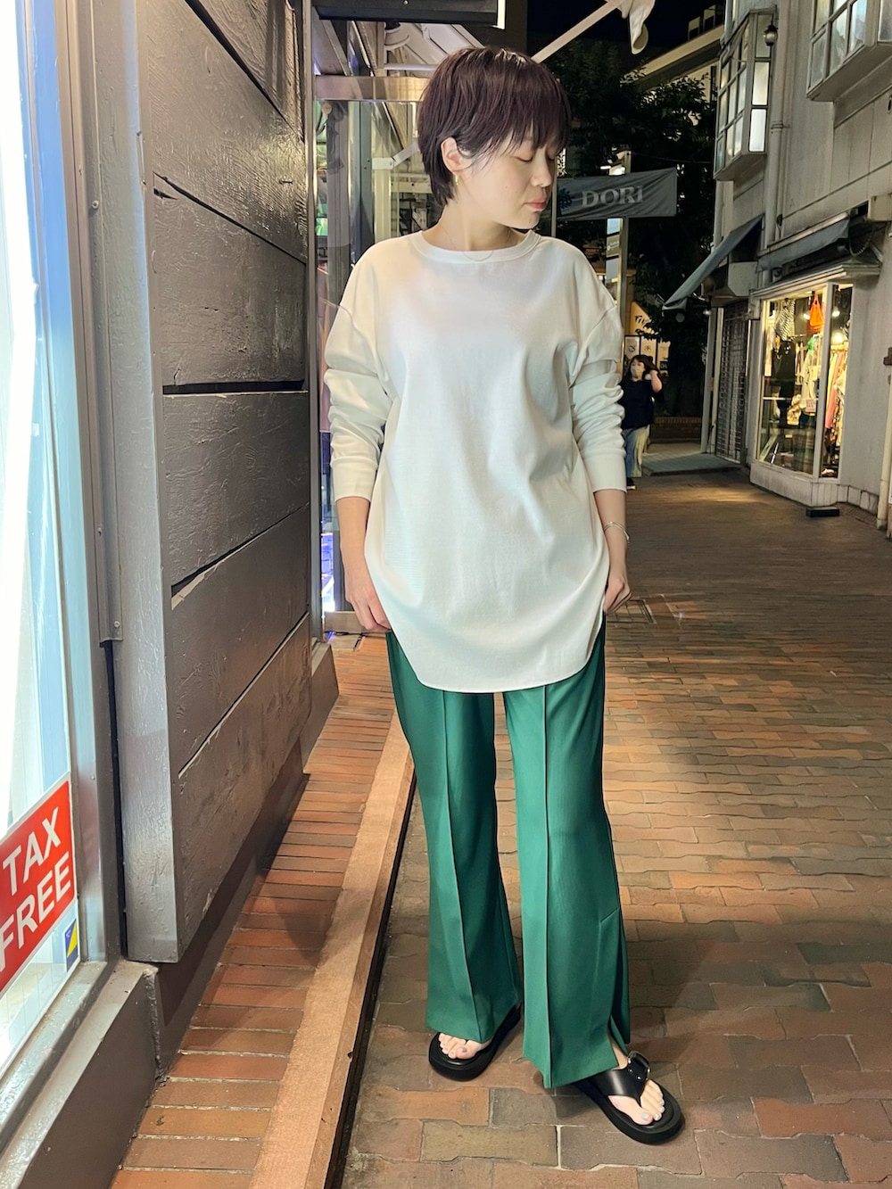 ホワイト系のTシャツ/カットソー、ブラウン系のショルダーバッグ、グリーン系のパンツを着用したレディースの夏コーディネートの4枚目の写真