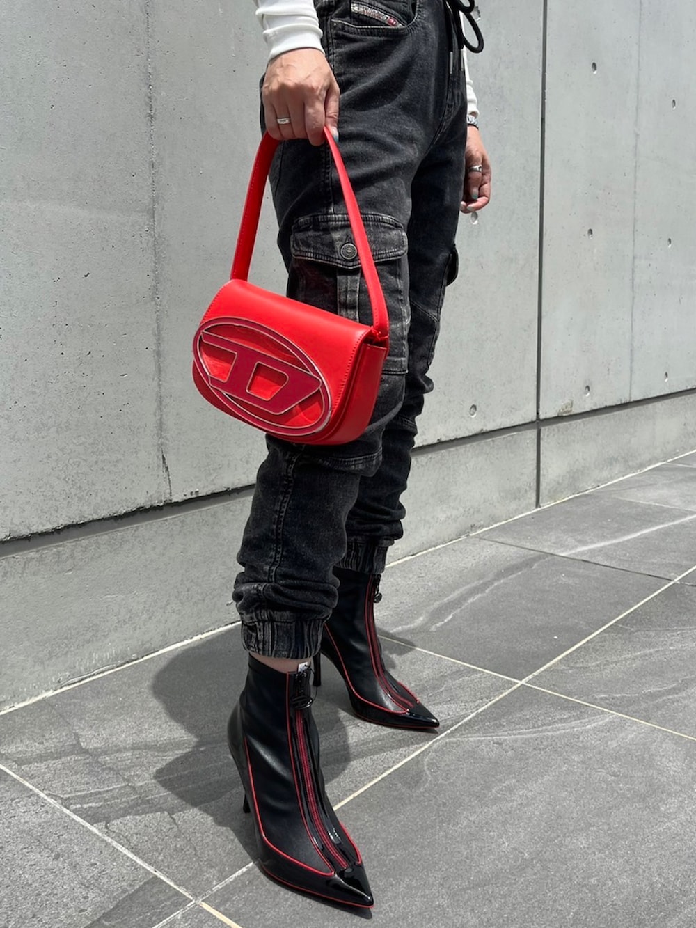 「Diesel、ディーゼル、デニム、大人カジュアル、ホワイト、赤、ブラック、7月」｜「DIESELのアイテム（トップス、ホワイト系）」を使った、DIESEL_yuki.uさん（レディース・156cm）の夏コーディネートの3枚目の写真