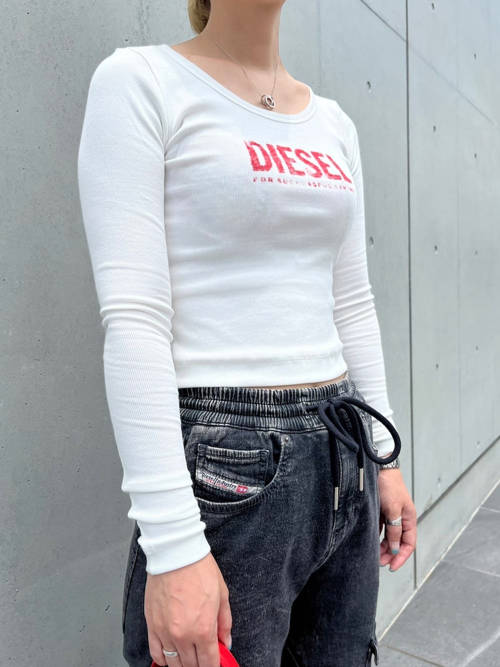 「Diesel、ディーゼル、デニム、大人カジュアル、ホワイト、赤、ブラック、7月」｜「DIESELのアイテム（トップス、ホワイト系）」を使った、DIESEL_yuki.uさん（レディース・156cm）の夏コーディネートの2枚目の写真