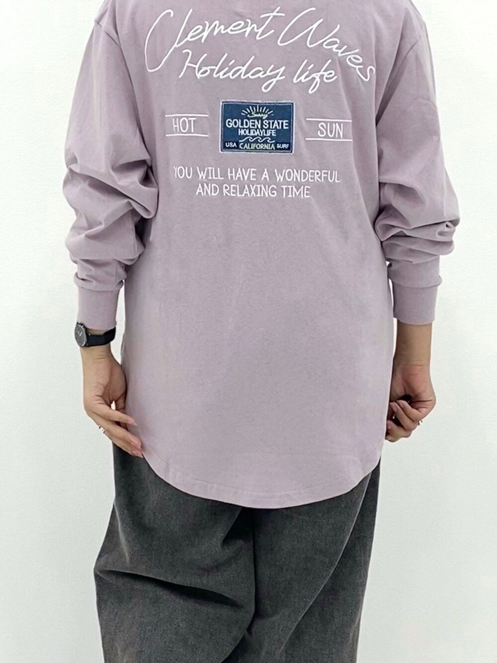 ブラック系のパンツ、ピンク系のTシャツ/カットソーを着用したレディースの秋コーディネートの3枚目の写真