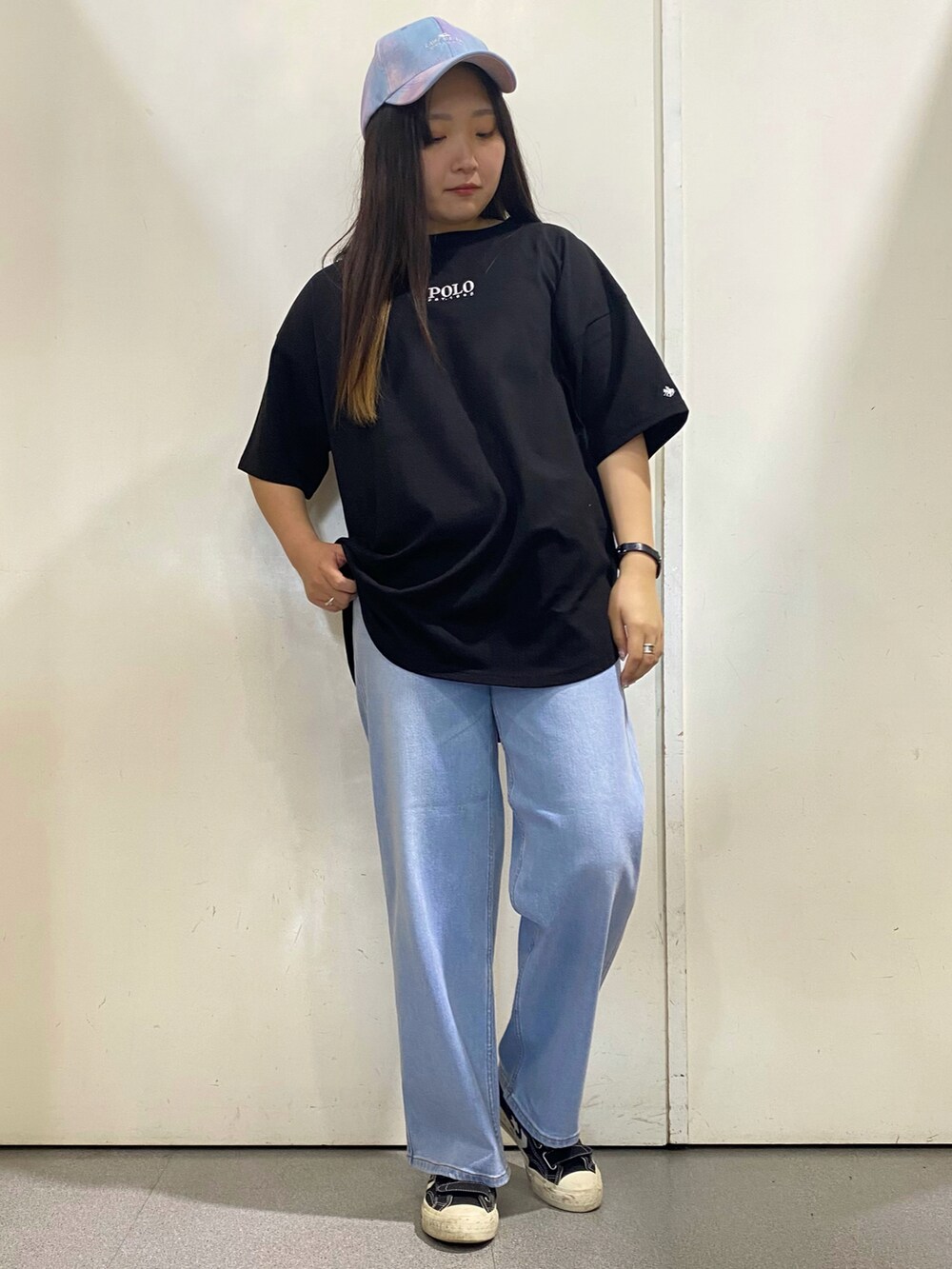 ブルー系のデニムパンツ、ブラック系のTシャツ/カットソーを着用したレディースの夏コーディネートの2枚目の写真