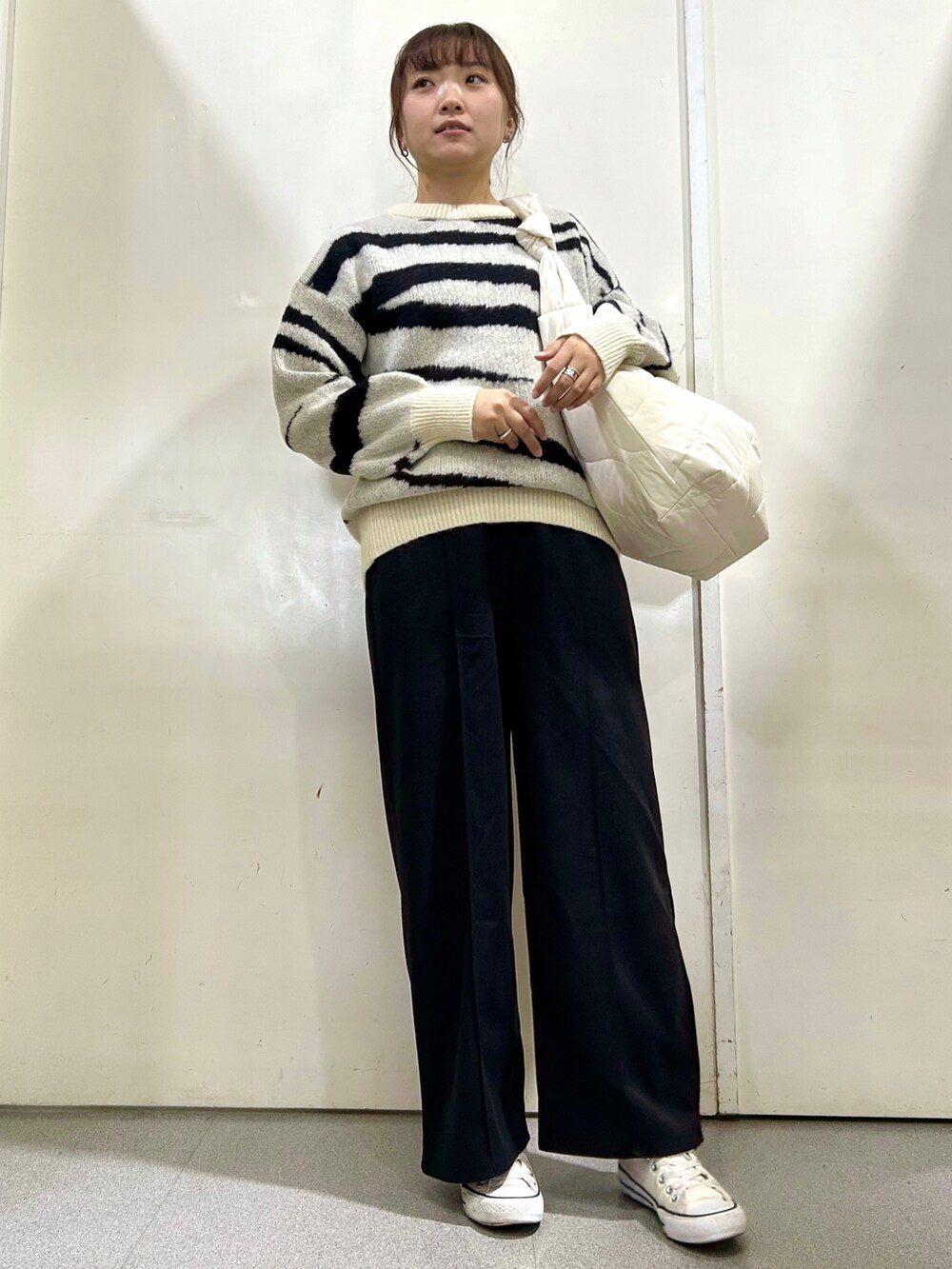 ブラック系のその他パンツ、ブラック系のトップスを着用したレディースの秋コーディネートの2枚目の写真