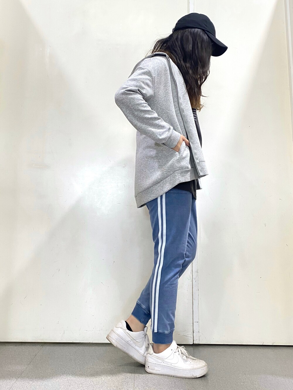 グレー系のTシャツ/カットソー、グレー系のトップス、ブルー系のその他パンツを着用したレディースの春コーディネートの2枚目の写真