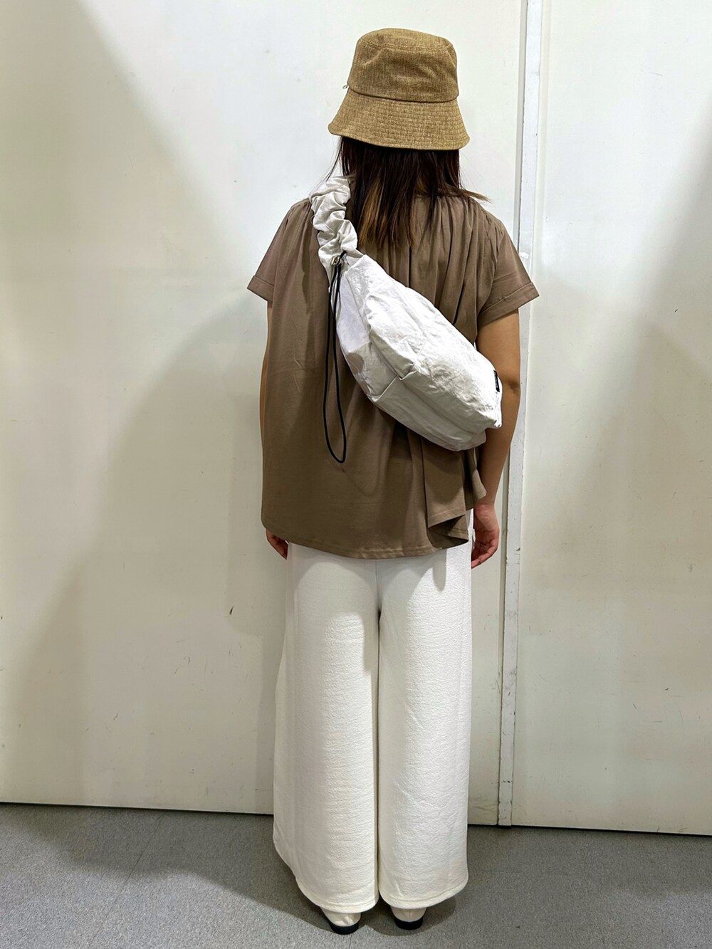 ホワイト系のサロペット/オーバーオール、ブラウン系のTシャツ/カットソー、ホワイト系のショルダーバッグを着用したレディースの夏コーディネートの2枚目の写真
