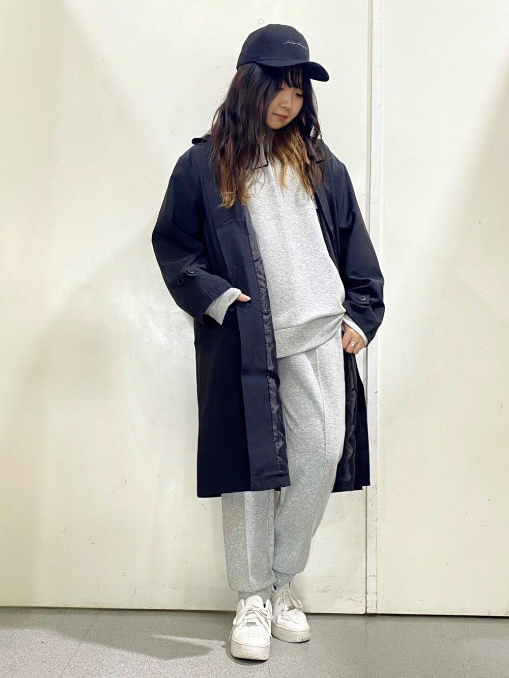 ブラック系のジャケット/アウター、グレー系のトップス、グレー系のパンツを着用したレディースの春コーディネートの2枚目の写真