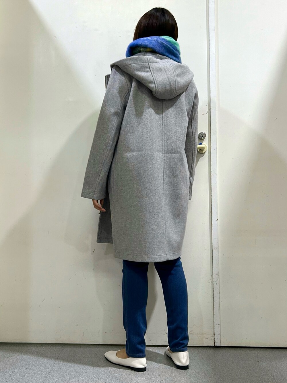 グリーン系のニット/セーター、ブルー系のその他パンツ、グレー系のその他アウターを着用したレディースの冬コーディネートの2枚目の写真