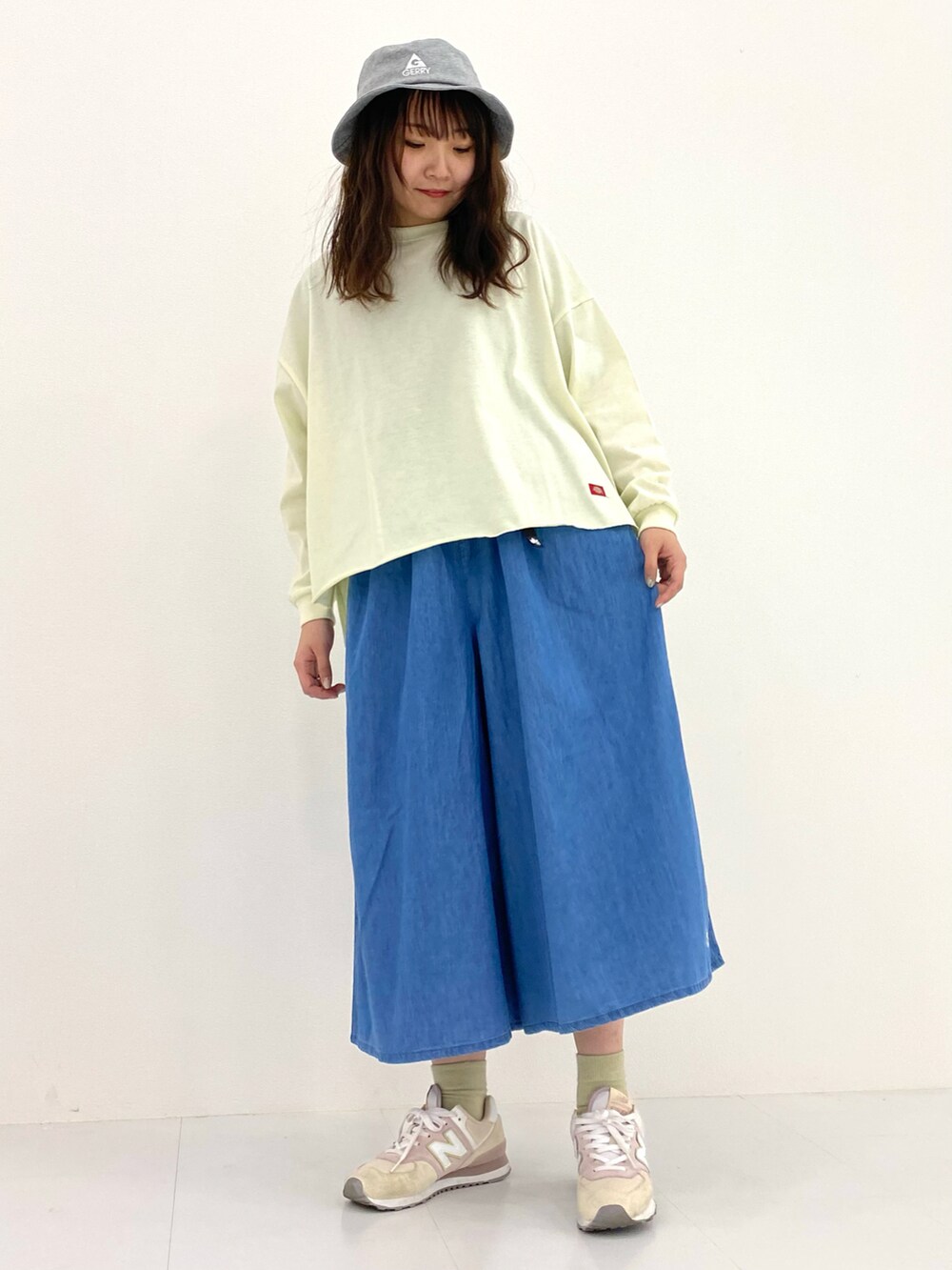 イエロー系のTシャツ/カットソー、ブルー系のパンツを着用したレディースの春コーディネートの2枚目の写真