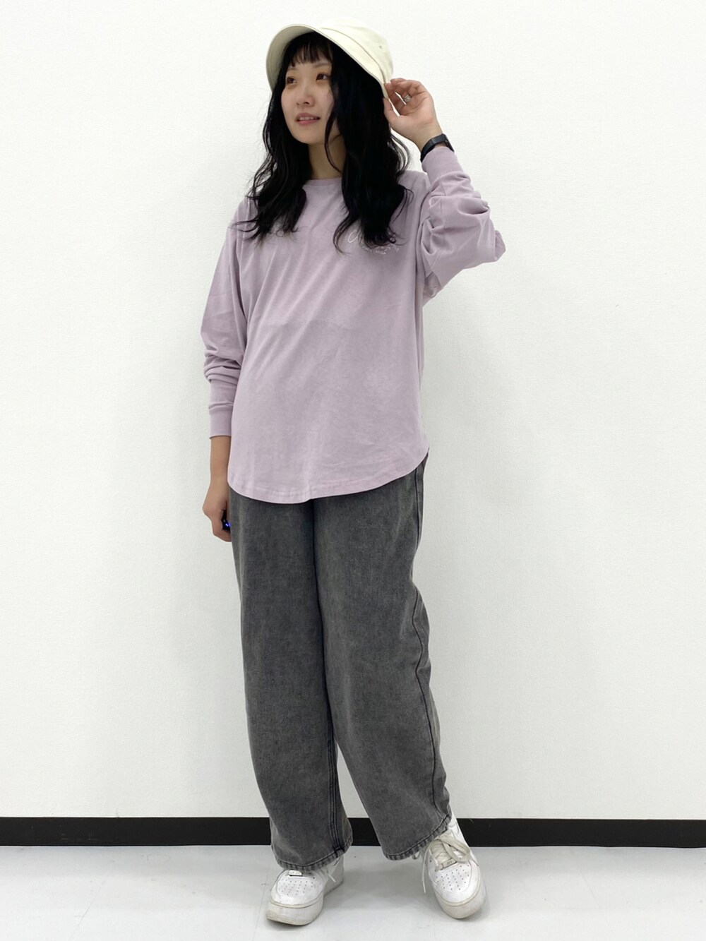 ブラック系のパンツ、ピンク系のTシャツ/カットソーを着用したレディースの秋コーディネートの2枚目の写真