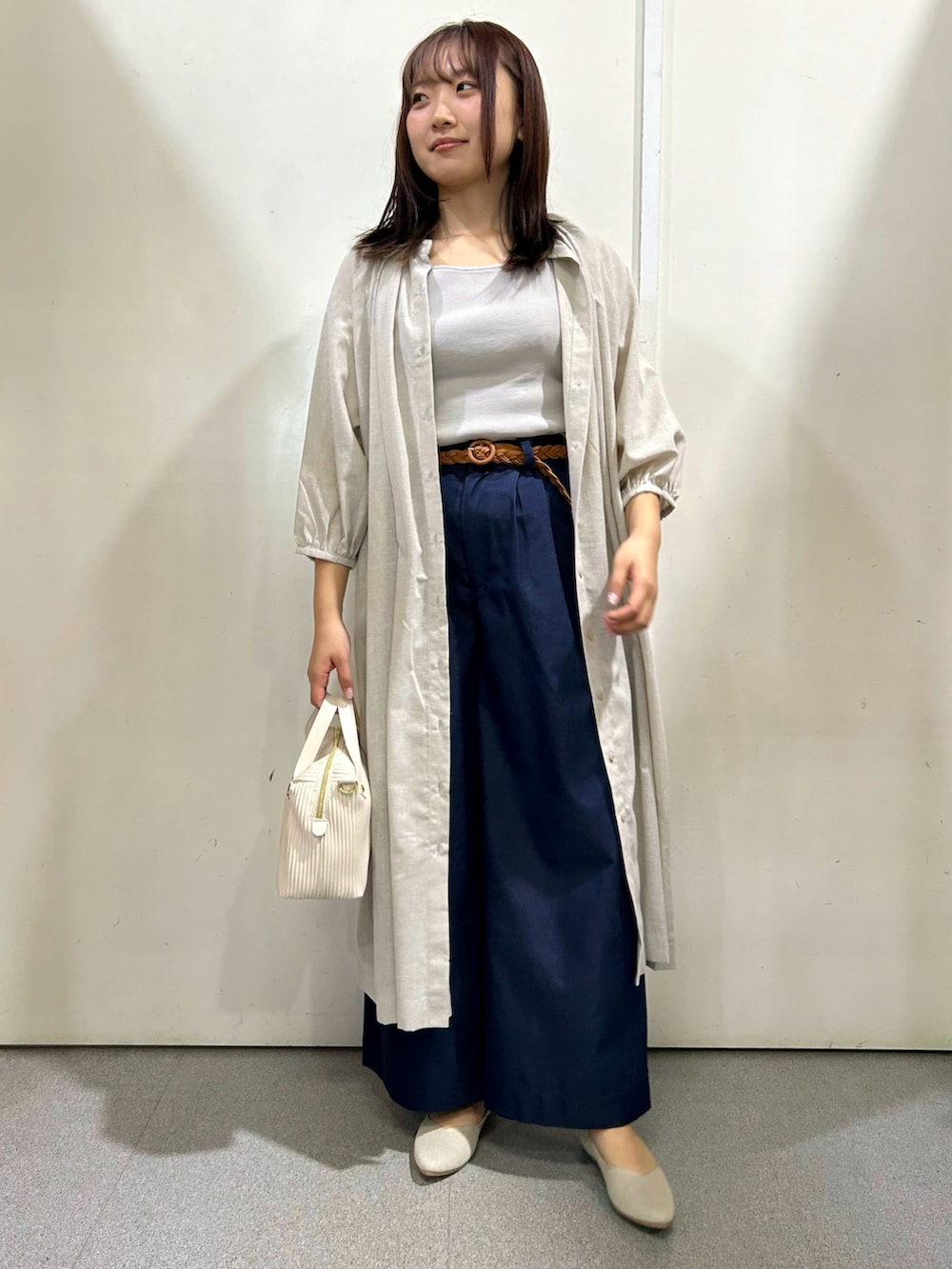 グレー系のタンクトップ、グレー系のシャツワンピース、ブルー系のその他パンツを着用したレディースの春コーディネートの2枚目の写真