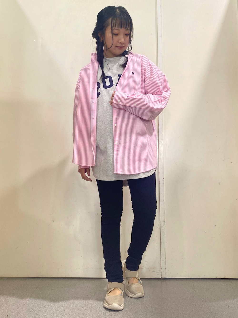 ピンク系のシャツ/ブラウス、グレー系のトップス、ブラック系のその他パンツを着用したレディースの秋コーディネートの2枚目の写真