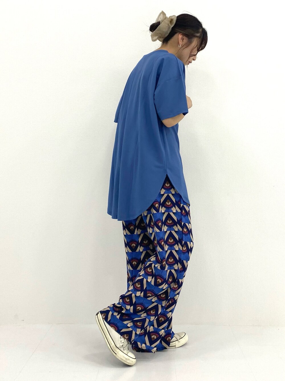 ブルー系のTシャツ/カットソー、ブルー系のその他パンツ、ベージュ系のシュシュを着用したレディースの秋コーディネートの2枚目の写真