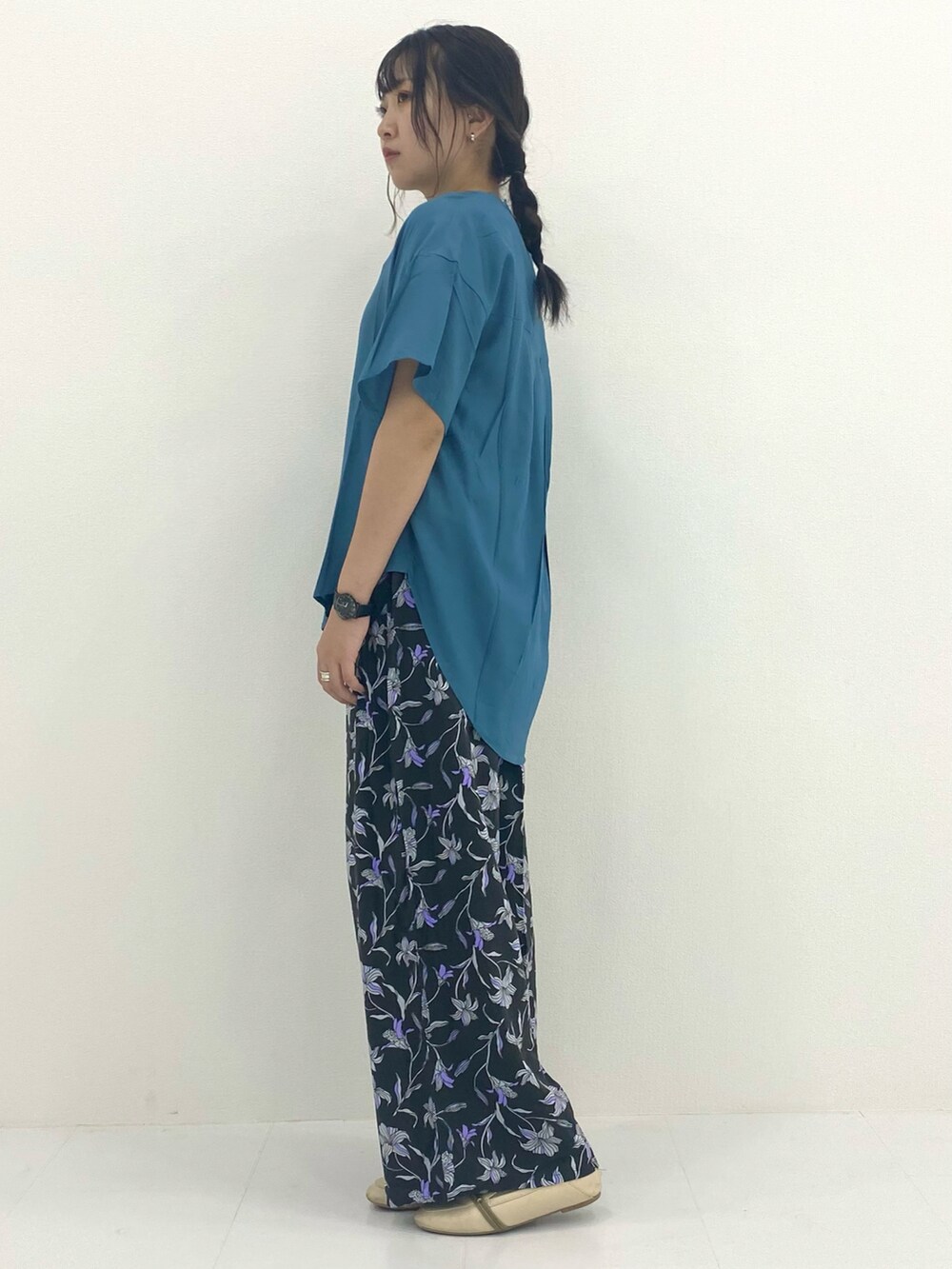 グレー系のシャツ/ブラウス、グレー系のその他パンツを着用したレディースの夏コーディネートの2枚目の写真