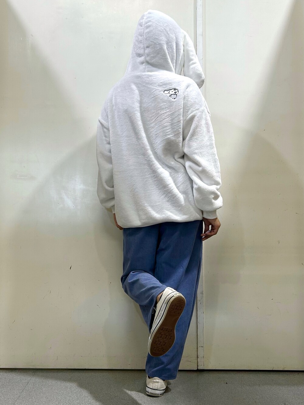ホワイト系のパーカー、ブルー系のパンツを着用したレディースの秋コーディネートの3枚目の写真