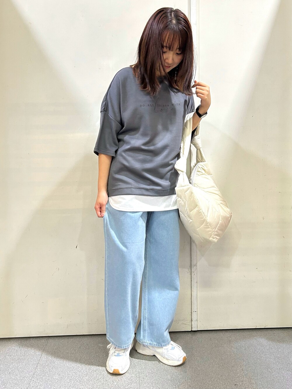 グレー系のTシャツ/カットソー、ブルー系のデニムパンツを着用したレディースの夏コーディネートの2枚目の写真