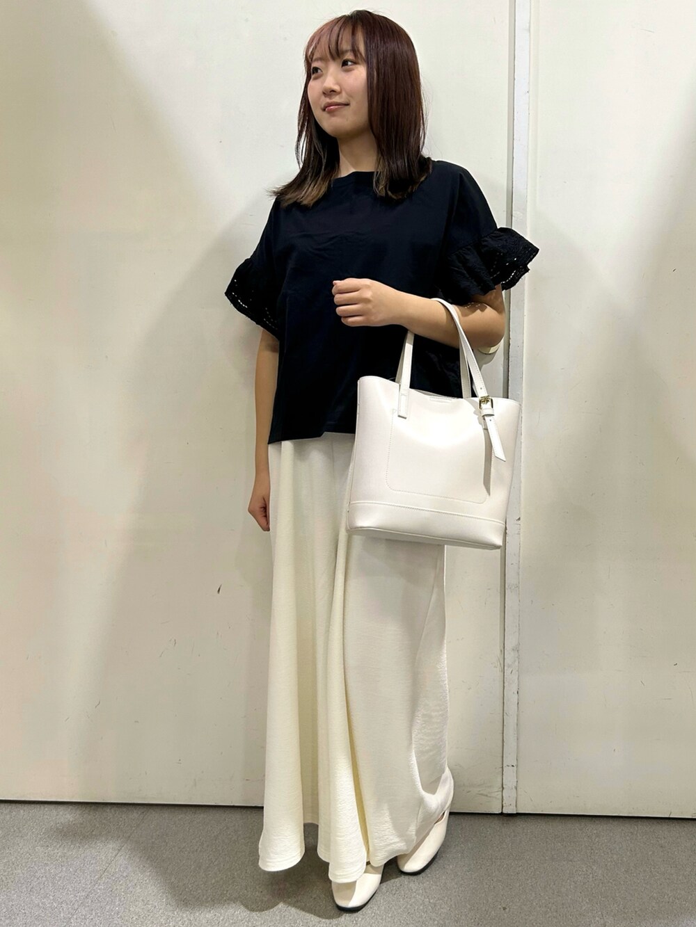 ブラック系のTシャツ/カットソー、ホワイト系のサロペット/オーバーオール、ホワイト系のトートバッグを着用したレディースの夏コーディネートの2枚目の写真